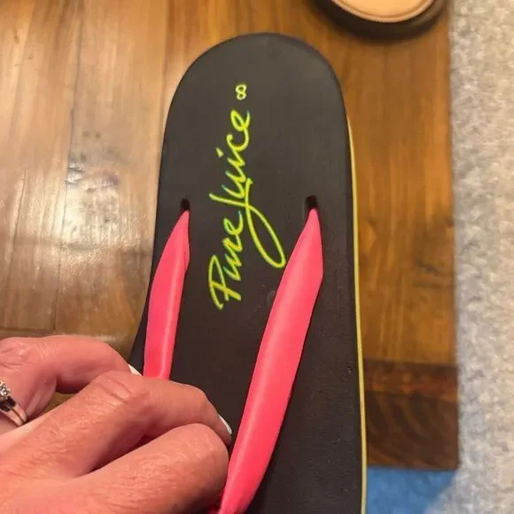 Pure Juice Women's Black and Neon Pink Flip Flops - Picture 5 of 9
